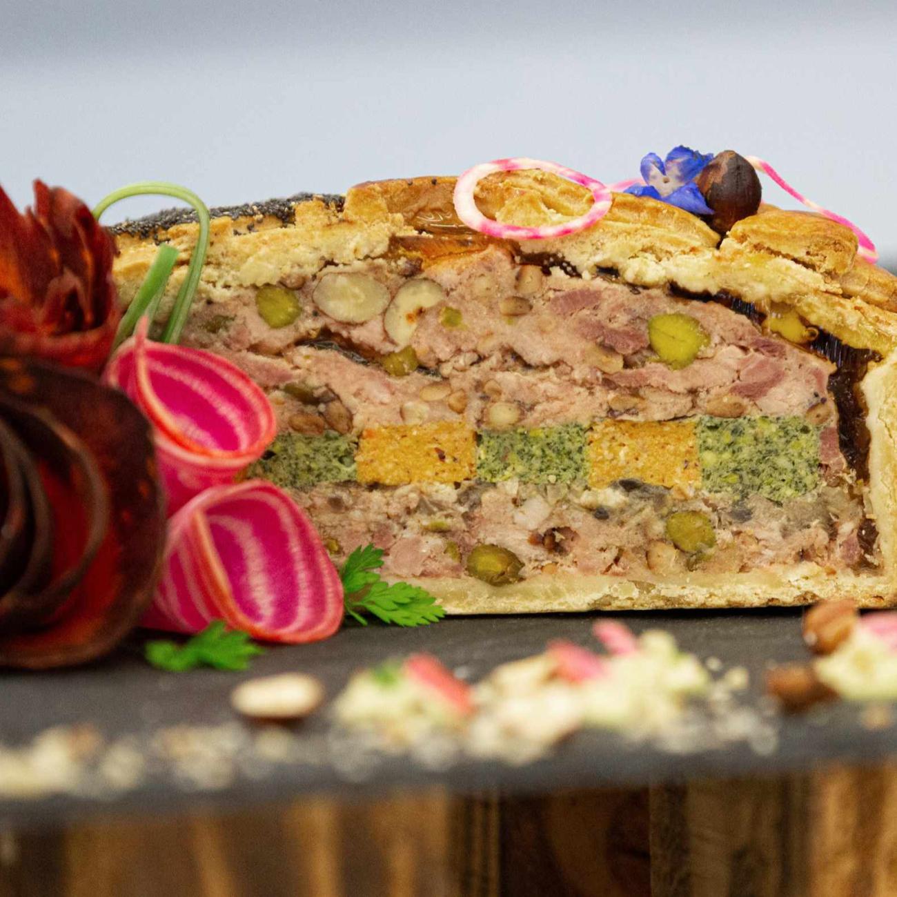 Part de Tourte tout cochon présenté avec des fleurs