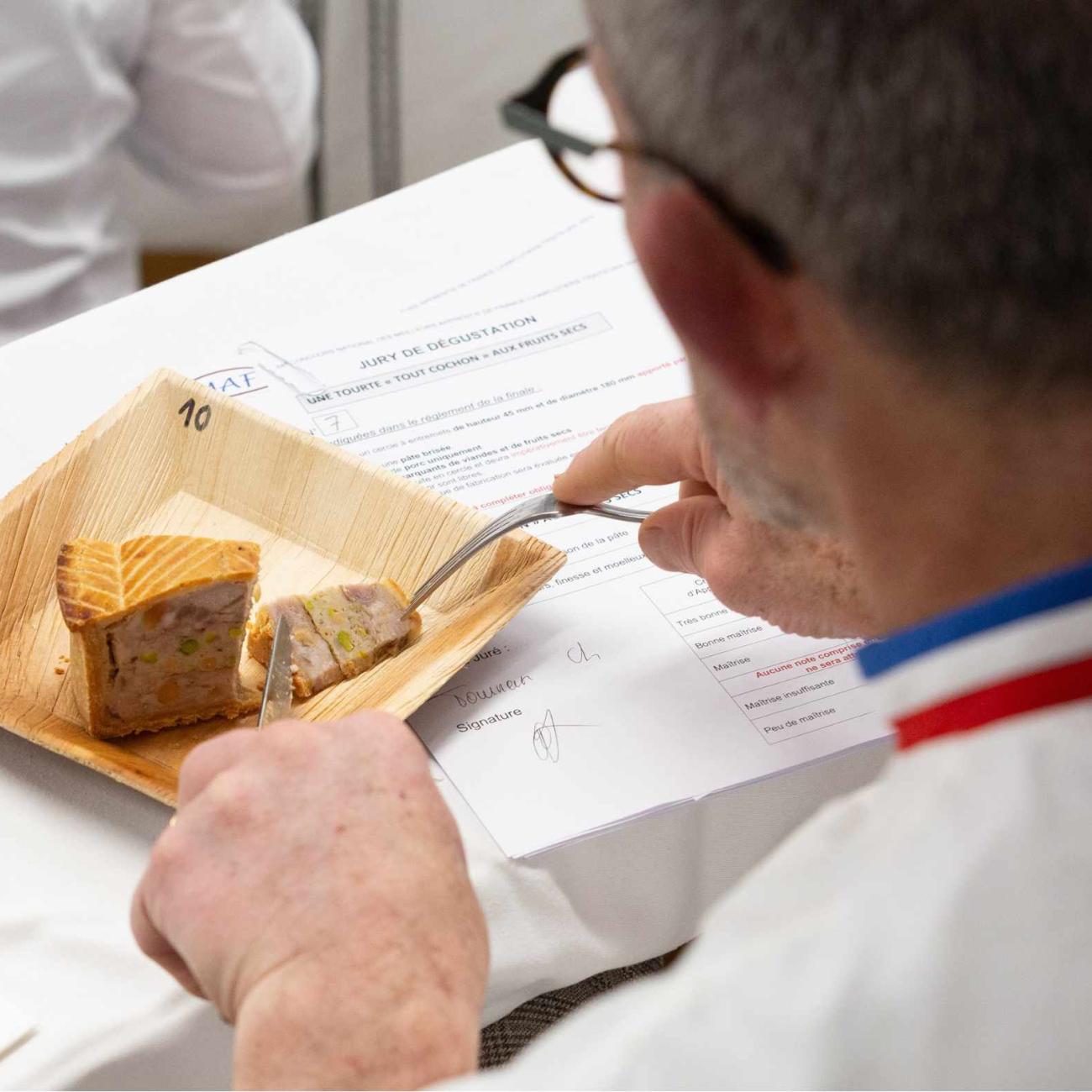 2025 - Dégustation d'une tourte tout cochon par un Meilleur Ouvrier de France