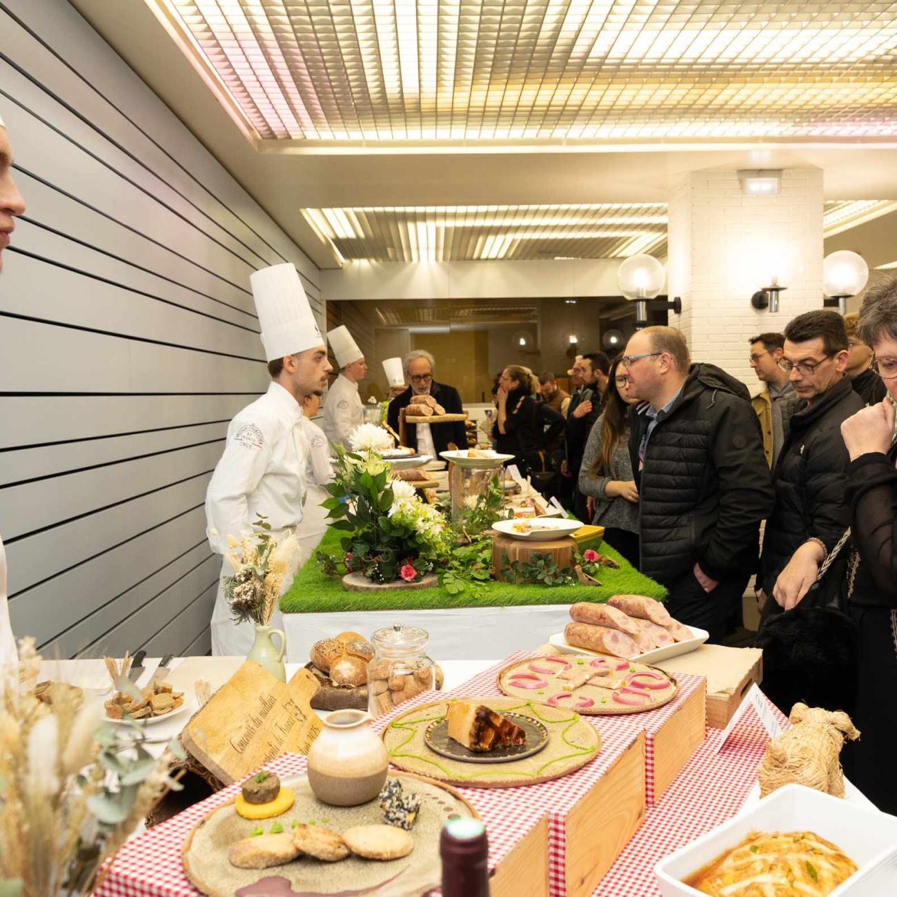 Buffets de présentation avec les fabrications préparées par les apprentis