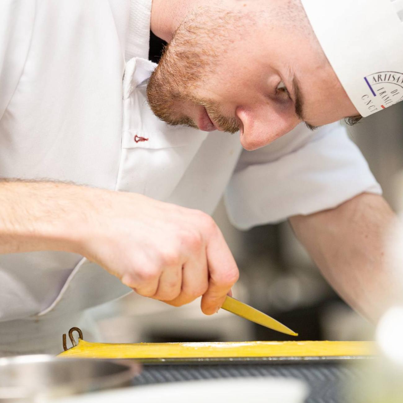 Chef cuisinant dans un laboratoire de cuisine
