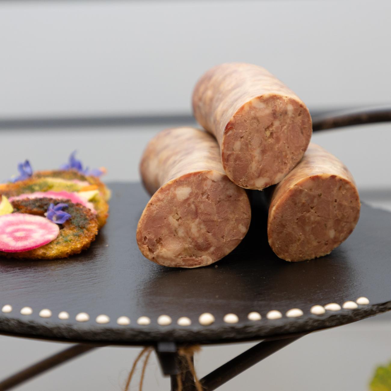 2025- Saucisson de canard et de cochon sur un plateau rond